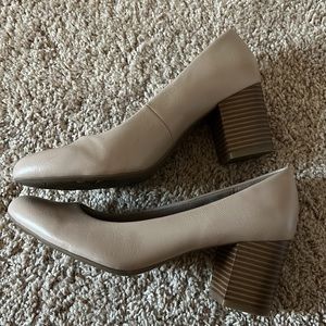 Neutral heels/pumps size 8